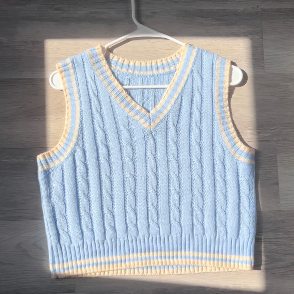Cute Y2K cropped vest